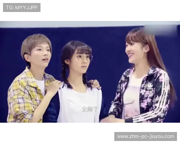 冰球裁判被球反弹砸晕瞬间成搞笑GIF